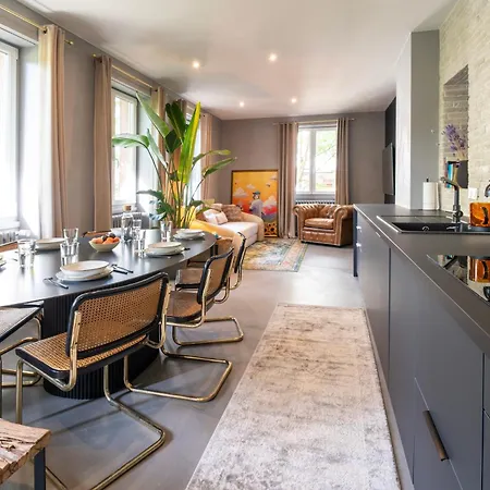 2 Bedrooms & Terrace - Fully Air-conditioned - King Size Beds Apartment