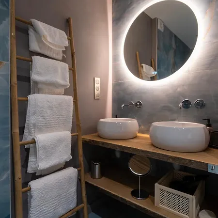 Apartment 2 Bedrooms & Terrace - Fully Air-conditioned - King Size Beds