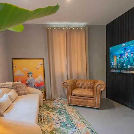 2 Bedrooms & Terrace - Fully Air-conditioned - King Size Beds Apartment *