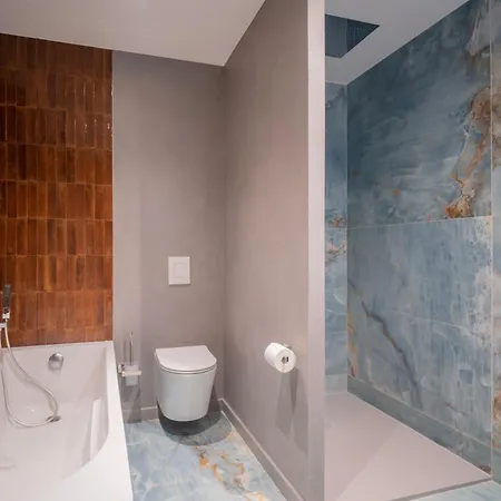 2 Bedrooms & Terrace - Fully Air-conditioned - King Size Beds *